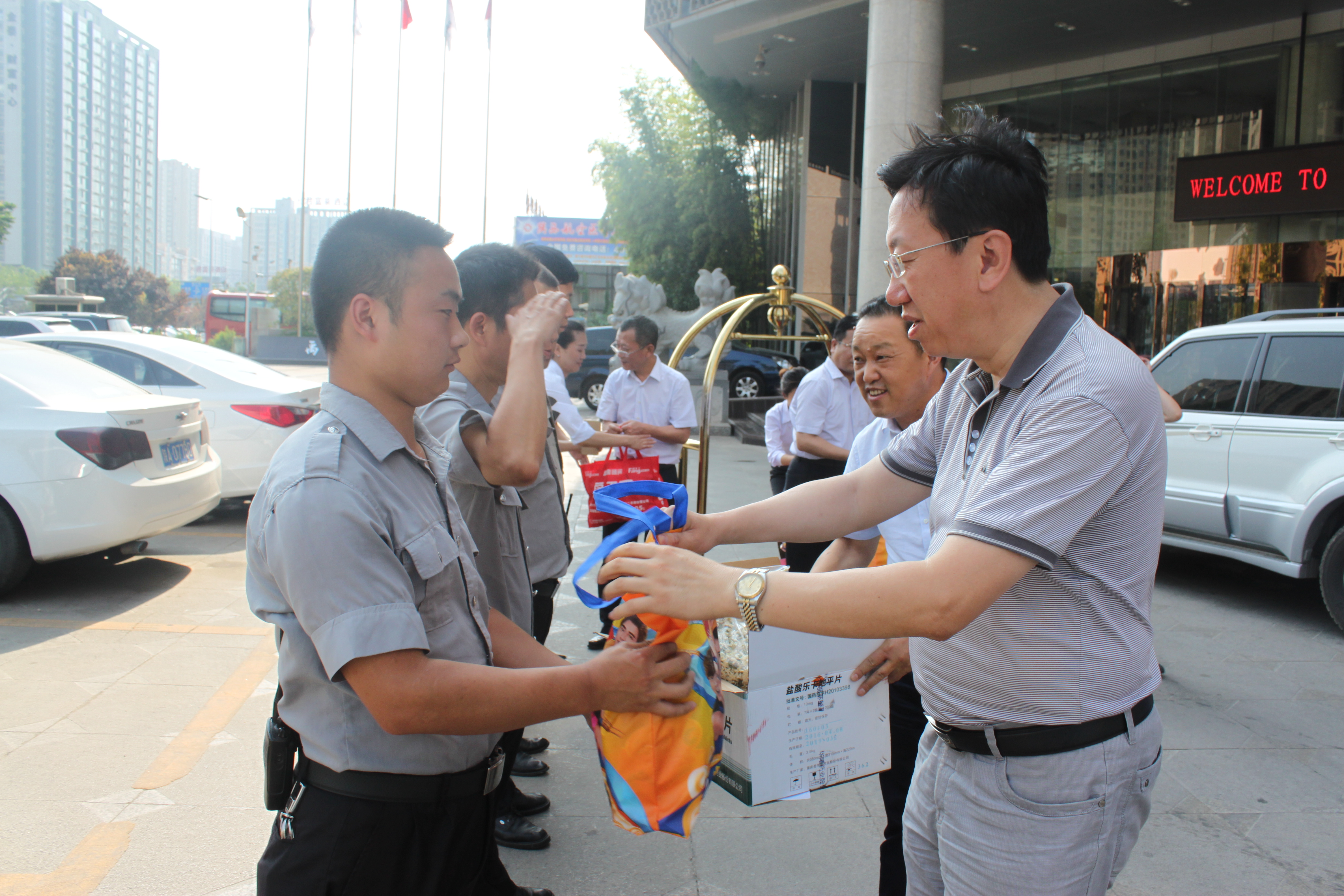 陜鋼集團公司領導到禹龍國際酒店“送清涼”